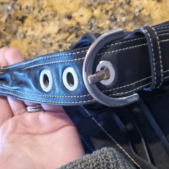 Black signature coach shoulder bag - Picture 6 of 8